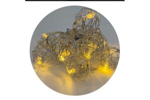 Pisca pisca cordão de LED bola aramada 3cm 165cm